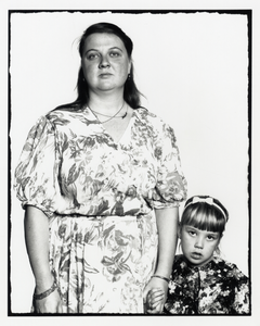 108348 Portret van een vrouw met een kind.